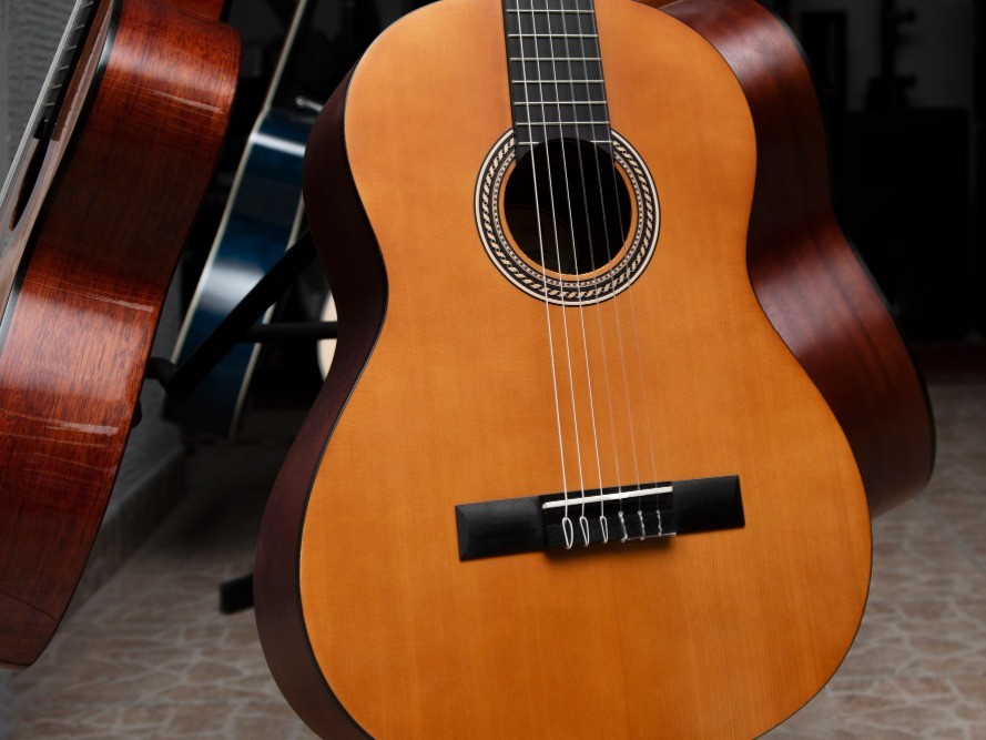 Como a madeira afeta o violão de nylon?