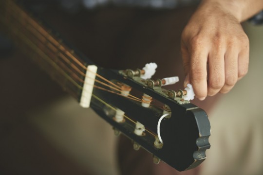 Luthieria: qual a freqüência devo levar a guitarra para regulagem?