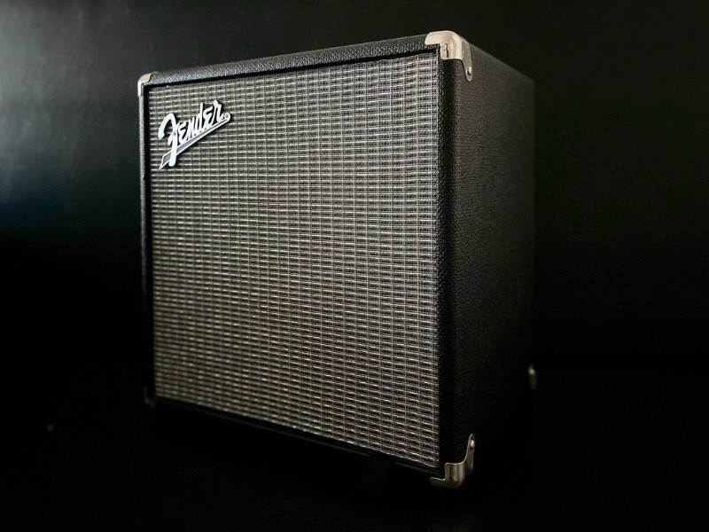 Do quarto ao palco: até onde um Fender Rumble pode acompanhar um baixista?