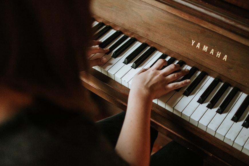Qual a diferença entre um piano digital e piano acústico?