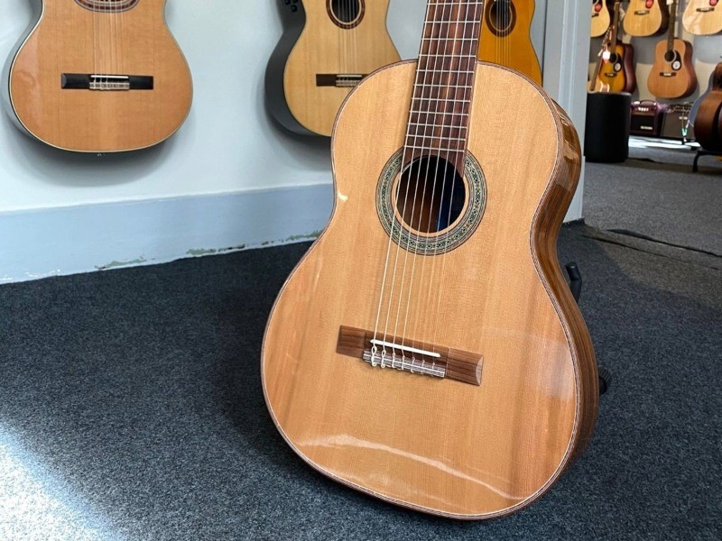 Violões de 7 cordas Rozini: o que você precisa saber sobre os modelos studio, profissional, concertista e premium