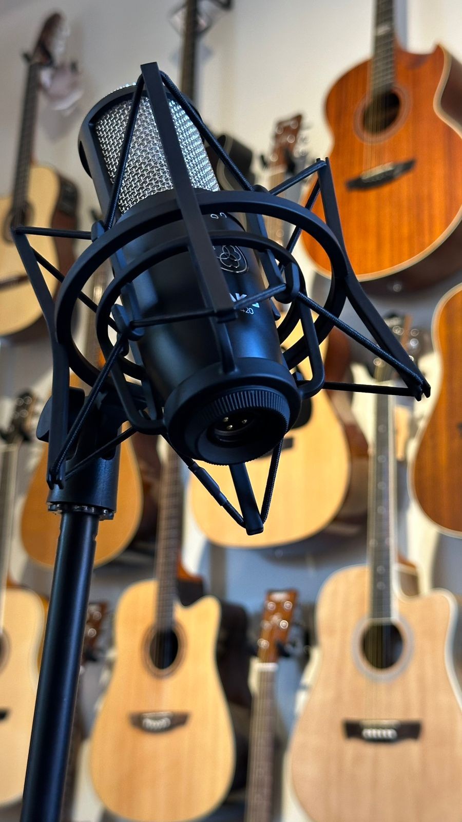 Microfone Condensador Akg P420 Perception Com Shock Mount e Case