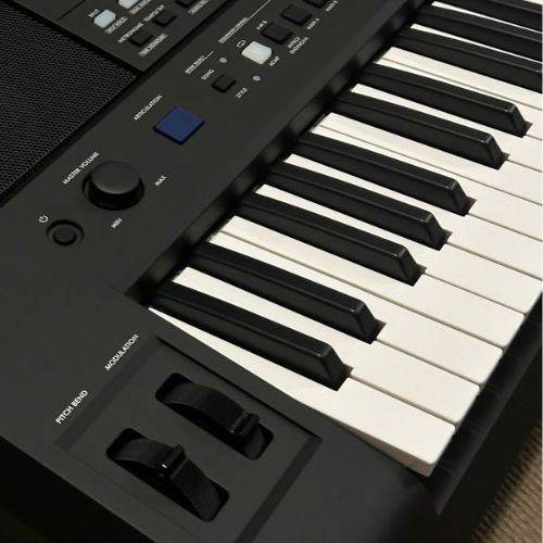 Teclado Yamaha Psr-e583 Arranjador 61 Teclas 890 Sons Com Usb-c Midi e Entrada Para Microfone 