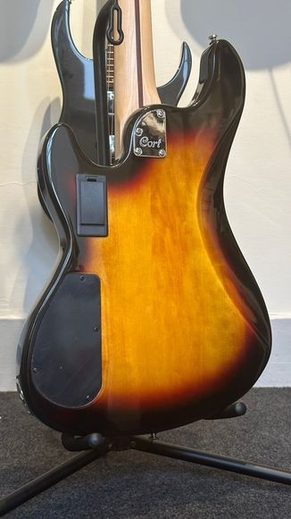 Baixo Cort Gb34jj sb 4 Cordas Ativo Jazz Bass Elétrico Sunburst 