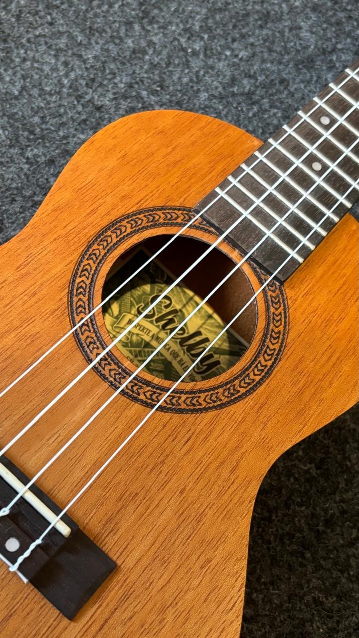Ukulele Acústico Shelby Su23m Concert Mogno 