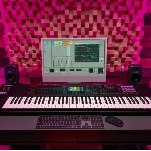 Roland Fantom-07 Workstation Profissional 76 Teclas Zen-core 