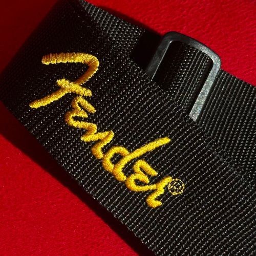 Correia Fender Logo Strap Black Yellow 2” Com Bolso Para Palhetas Guitarra Baixo Violão 