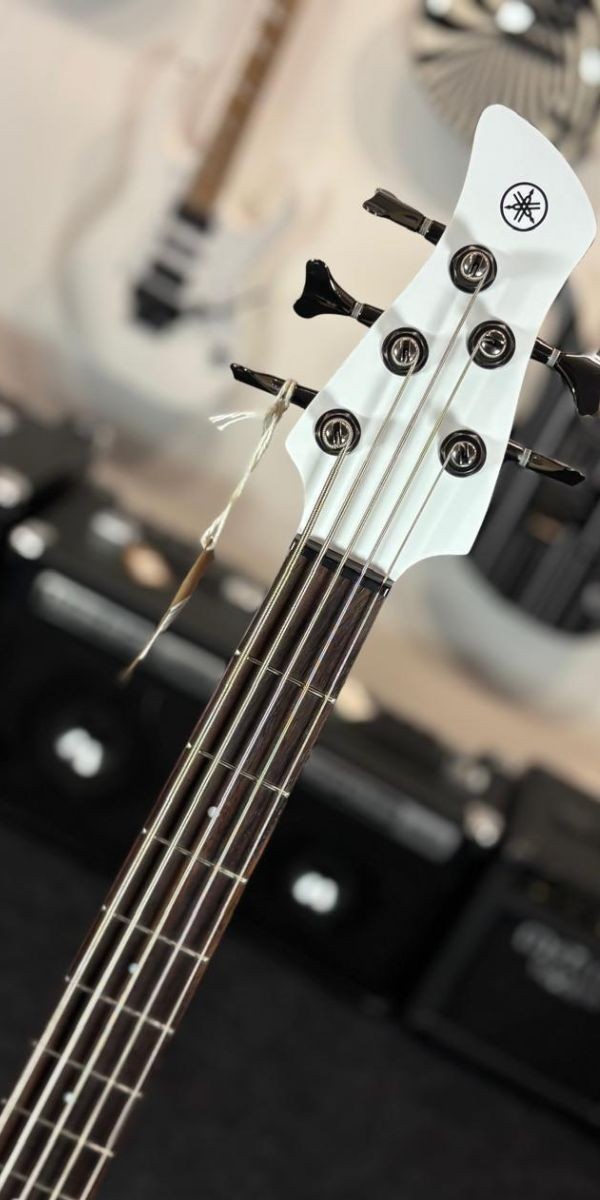 Baixo 5 Cordas Yamaha Trbx305 White Ativo Com Performance eq 