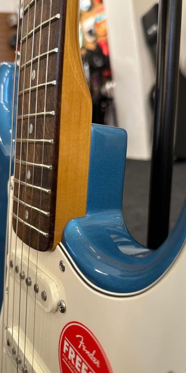 Guitarra Squier Classic Vibe 60s Stratocaster Lake Placid Blue 
