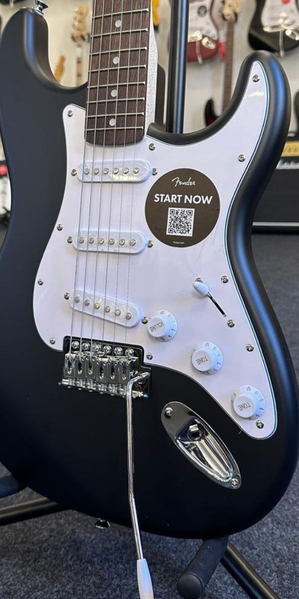 Guitarra Squier Debut Collection Stratocaster Black by Fender – 0379600506 