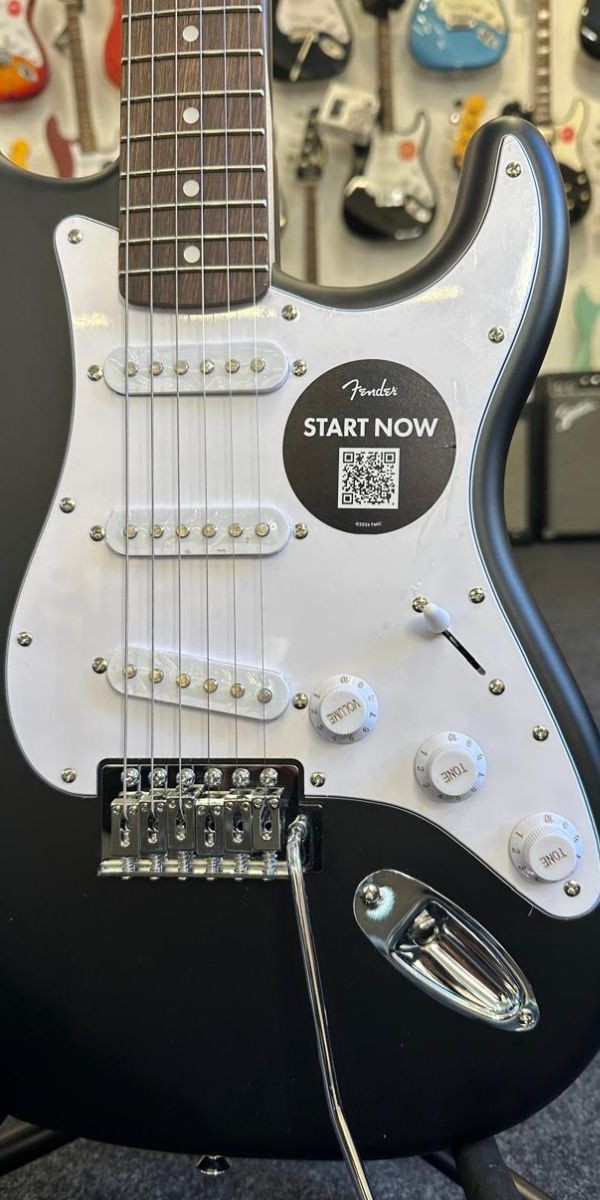 Guitarra Squier Debut Collection Stratocaster Black by Fender – 0379600506 