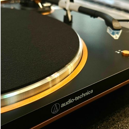 Toca-discos Audio-technica At-lp70x-bz Automático Preto/bronze Com Pré Phono e Agulha At-vm95c 
