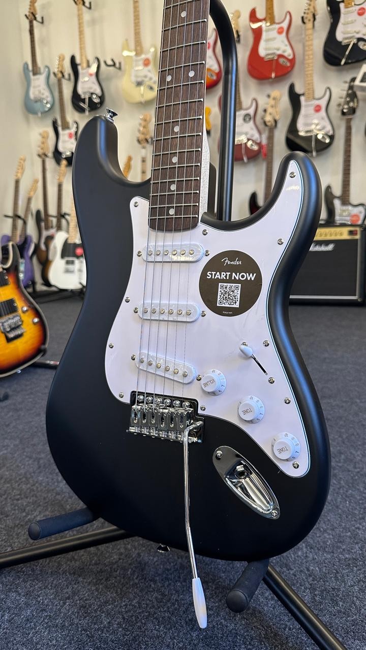 Kit Guitarra Squier Strat Pack Debut Com Amplificador e Acessórios 