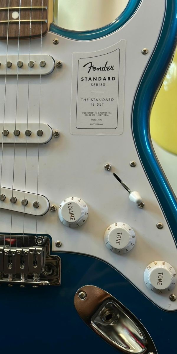 Guitarra Fender Standard Stratocaster Laurel Aqua Marine Metallic 