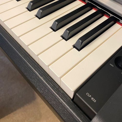 Piano Digital Yamaha Clavinova Clp-825 Black 88 Teclas Grandtouch-s Com Bluetooth 