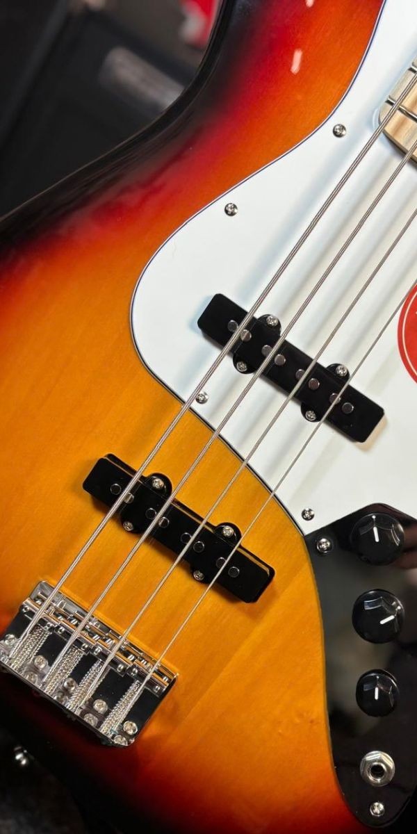 Baixo Squier Fender Affinity Jazz Bass 4 Cordas Maple 3-color Sunburst 