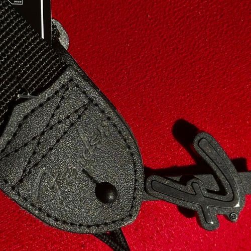 Correia Fender Logo Strap Black Yellow 2” Com Bolso Para Palhetas Guitarra Baixo Violão 