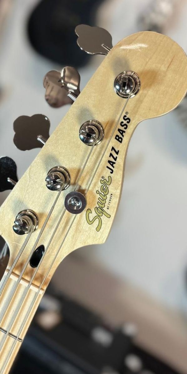 Baixo Squier Fender Affinity Jazz Bass 4 Cordas Maple 3-color Sunburst 
