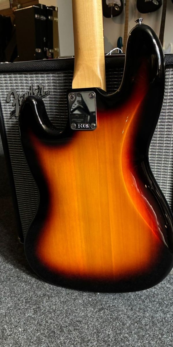 Baixo Fender Standard Jazz Bass 3 Tone Sunburst 