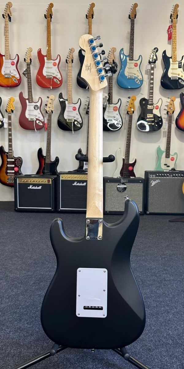Guitarra Squier Debut Collection Stratocaster Black by Fender – 0379600506 