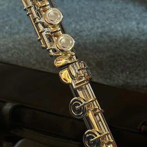 Flauta Transversal Yamaha Yfl-212 Prateada Com Chaves Fechadas e Estojo 