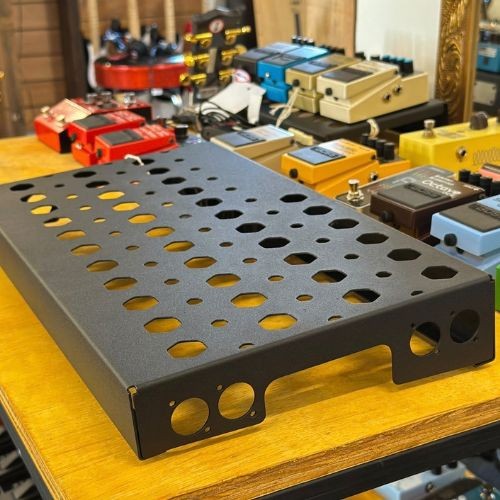 Pedalboard Santo Angelo Raffaele R450 45x25cm Com 3 Tomadas e Proteção Dps 