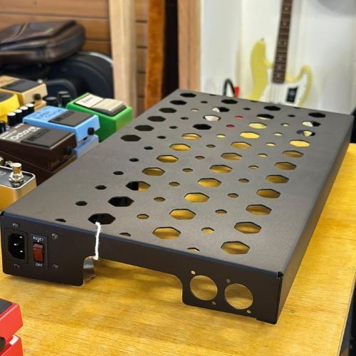 Pedalboard Santo Angelo Raffaele R450 45x25cm Com 3 Tomadas e Proteção Dps 