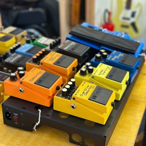 Pedalboard Santo Angelo Raffaele R450 45x25cm Com 3 Tomadas e Proteção Dps 