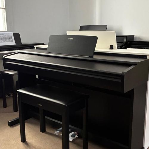 Piano Digital Yamaha Arius Ydp-146b Preto 88 Teclas Ghs Com 3 Pedais 