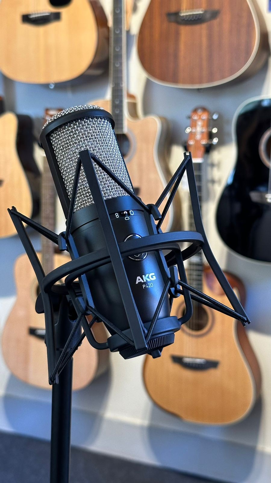 Microfone Condensador Akg P420 Perception Com Shock Mount e Case