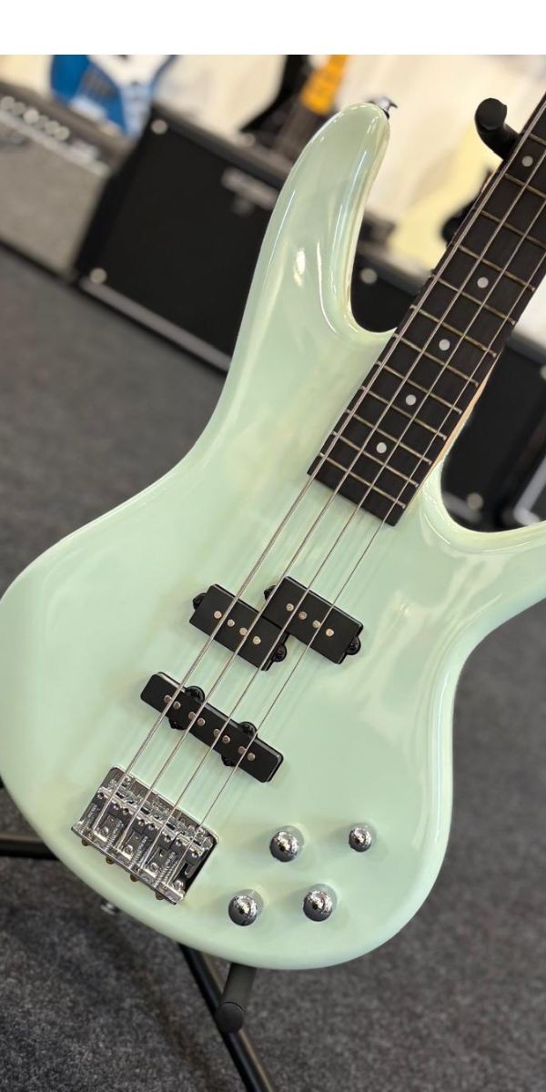 Baixo Ativo 4 Cordas Ibanez Gio Gsr200 Mgr Com Phat ii eq e Captadores Dynamix 