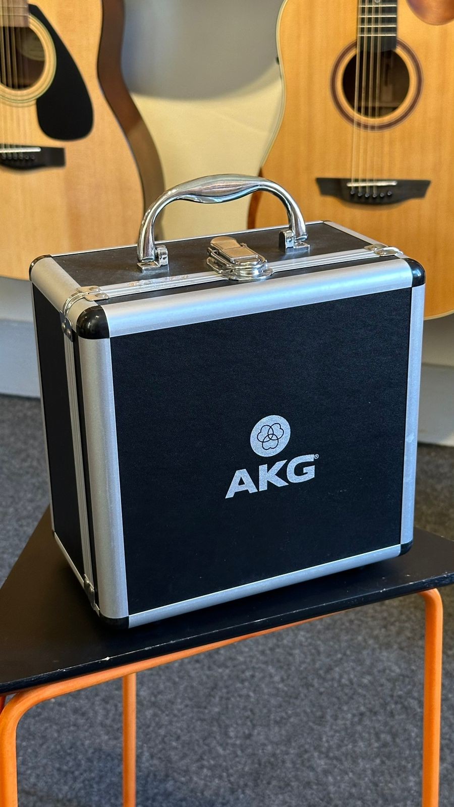 Microfone Condensador Akg P420 Perception Com Shock Mount e Case