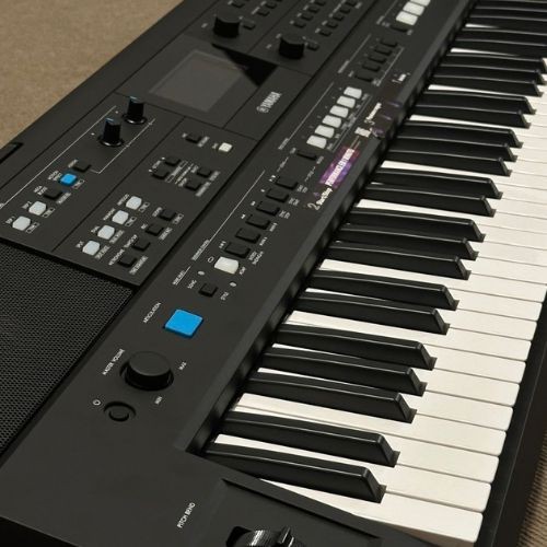 Teclado Yamaha Psr-e583 Arranjador 61 Teclas 890 Sons Com Usb-c Midi e Entrada Para Microfone 