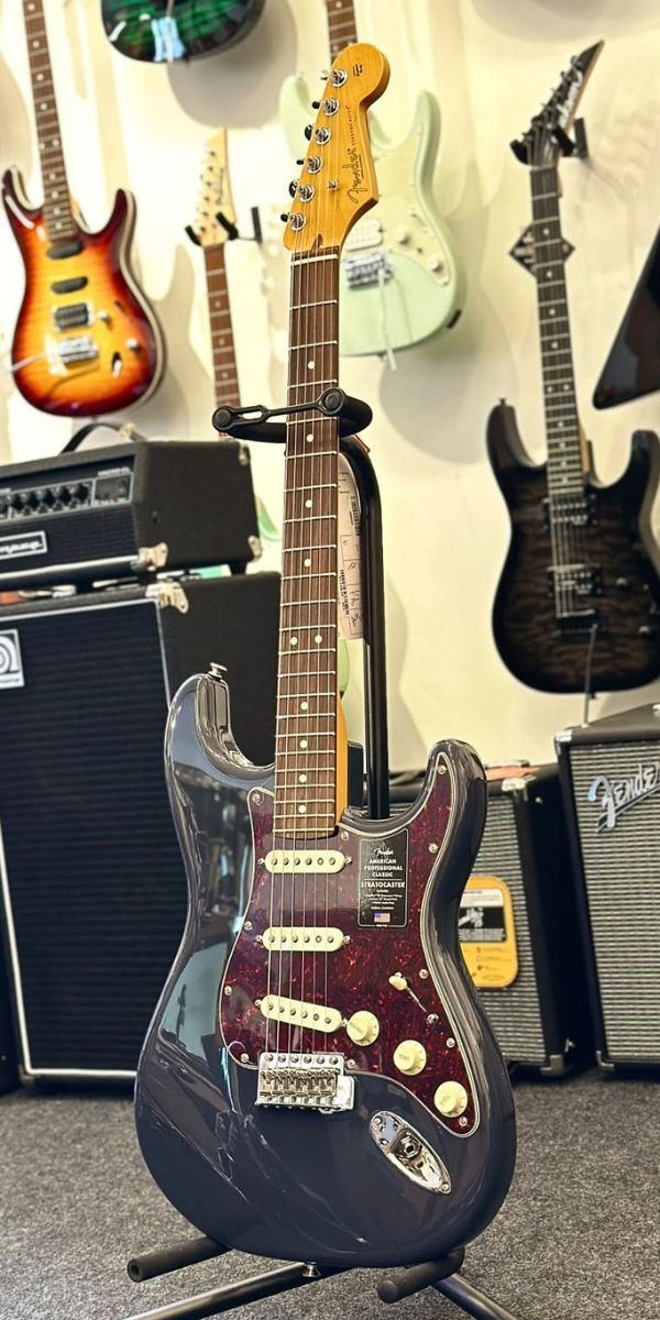 Guitarra Fender American Professional Classic Stratocaster Rosewood Faded Black 