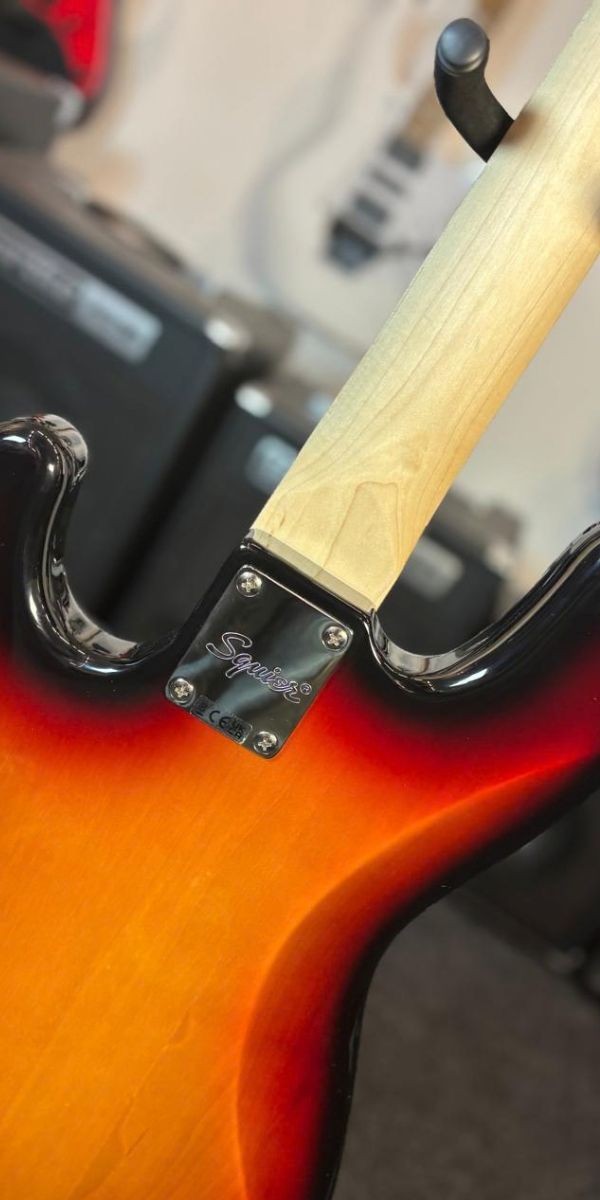 Baixo Squier Fender Affinity Jazz Bass 4 Cordas Maple 3-color Sunburst 