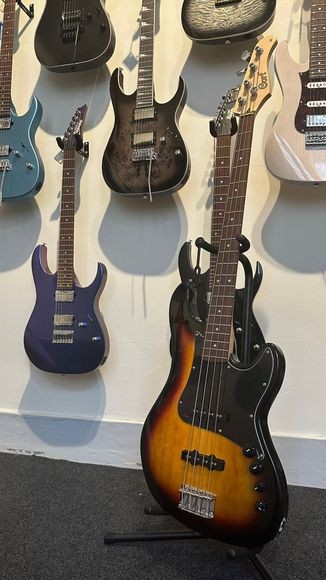 Baixo Cort Gb34jj sb 4 Cordas Ativo Jazz Bass Elétrico Sunburst 