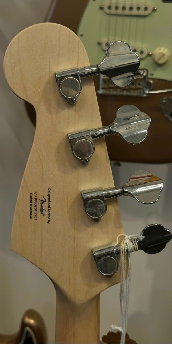 Baixo Squier by Fender Sonic Bronco Bass 4 Cordas Short Scale Maple Tahitian Coral 