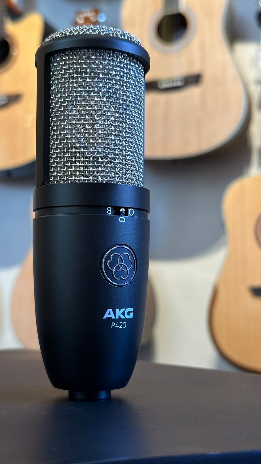 Microfone Condensador Akg P420 Perception Com Shock Mount e Case